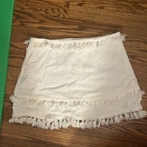 Skylar + Madison white skirt. Size: Medium.